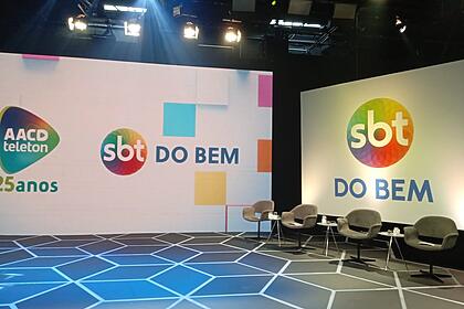 Logo do SBT do Bem non palco da coletiva artística do Teleton 2022