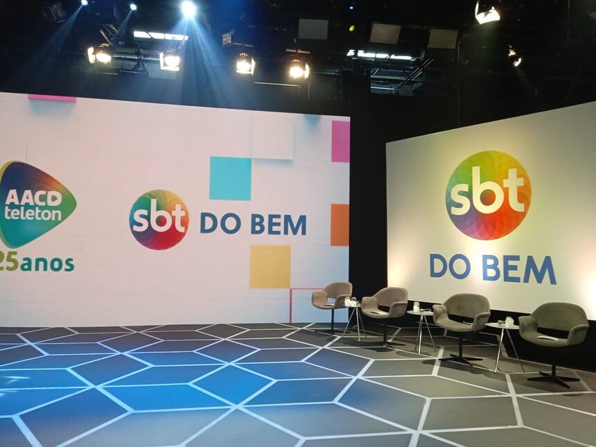 Logo do SBT do Bem non palco da coletiva artística do Teleton 2022