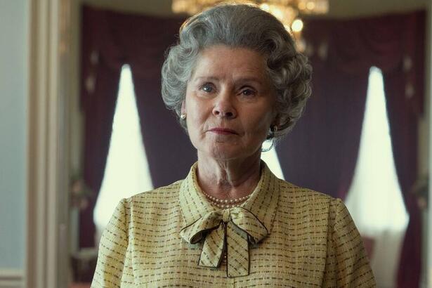 Imelda Staunton em cena de The Crown