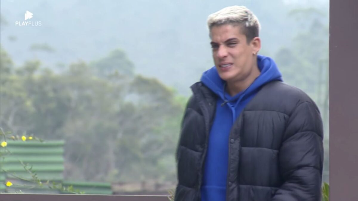 Tiago na área externa de A Fazenda.