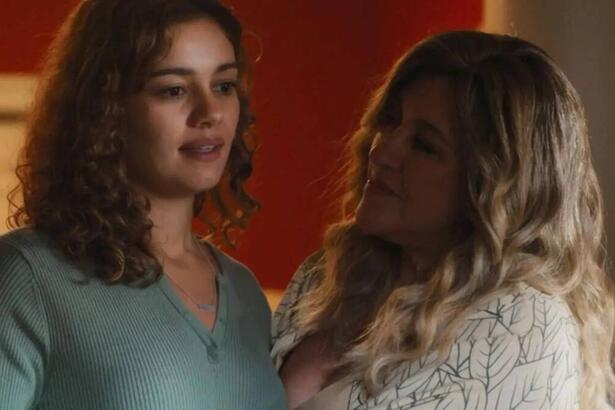 Maíra (Sophie Charlotte) e Zoé (Regina Casé), em trecho da novela Todas as Flores