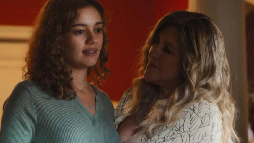 Maíra (Sophie Charlotte) e Zoé (Regina Casé), em trecho da novela Todas as Flores