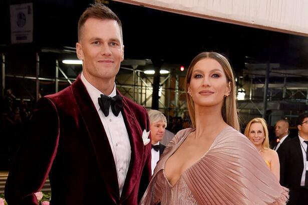 Gisele Bündchen e Tom Brady em foto posada juntos, em um evento de gala