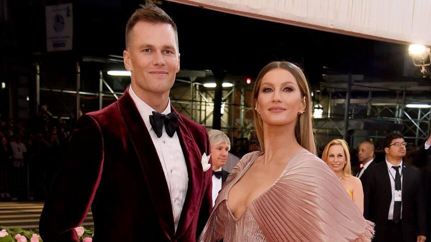 Gisele Bündchen e Tom Brady em foto posada juntos, em um evento de gala