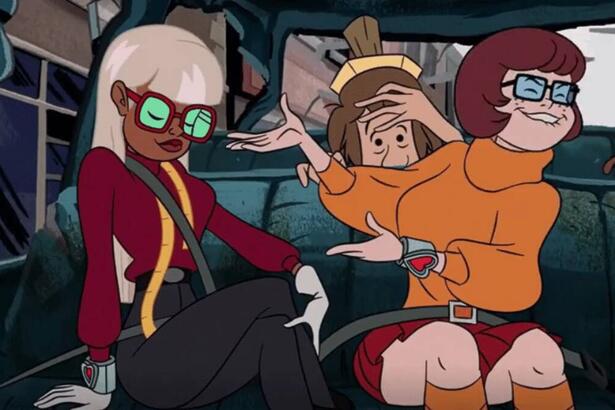 Velma e sua namorada juntas em um carro