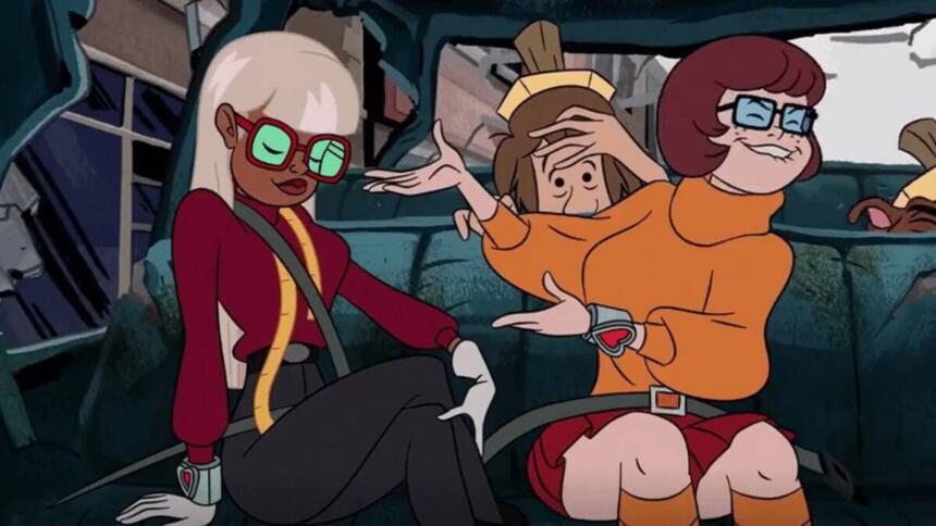 Velma e sua namorada juntas em um carro