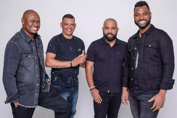 Integrantes do grupo Vou Pro Sereno durante photoshoot de divulgação de álbum