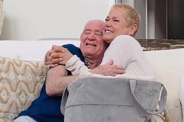 Xuxa abraçada com Renato Aragão durante visita