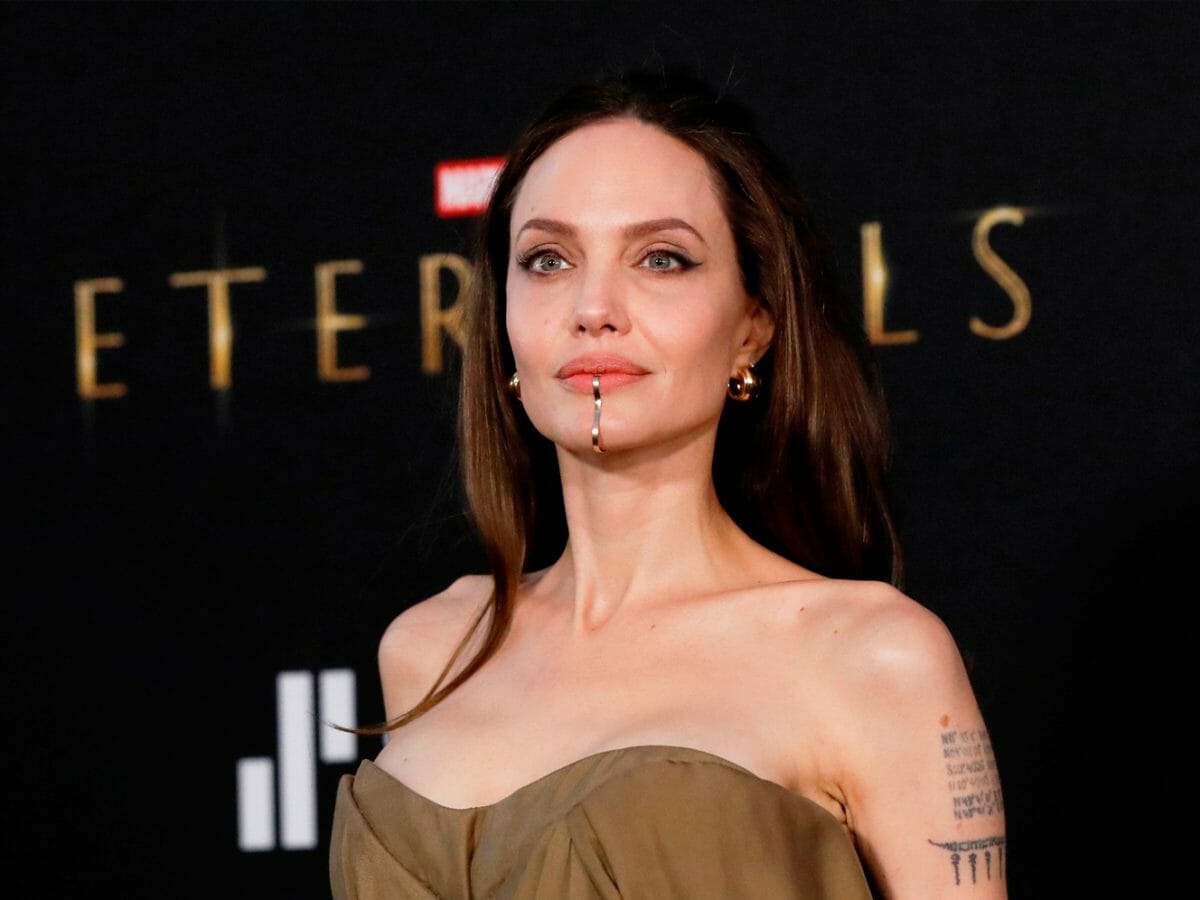 Angelina Jolie de vestido