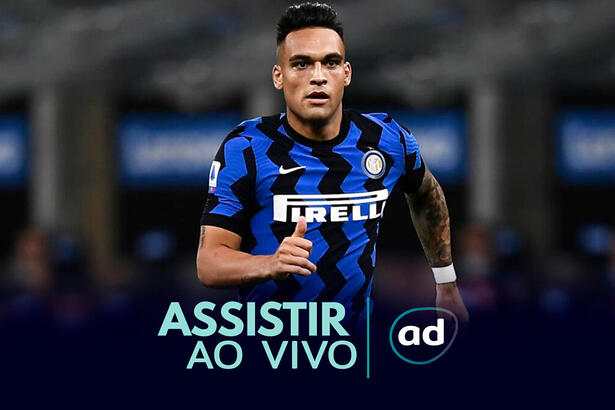 Lautaro Martínez comerando um gol com a camisa da Inter de Milão, na arte de onde assistir