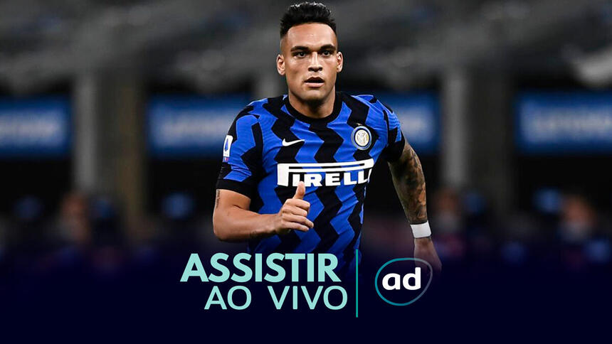 Lautaro Martínez comerando um gol com a camisa da Inter de Milão, na arte de onde assistir