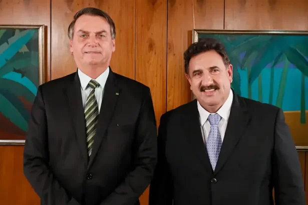 Bolsonaro sorrindo ao lado de Ratinho durante encontro no Palácio do Planalto