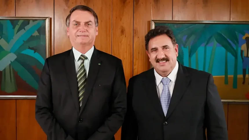 Bolsonaro sorrindo ao lado de Ratinho durante encontro no Palácio do Planalto