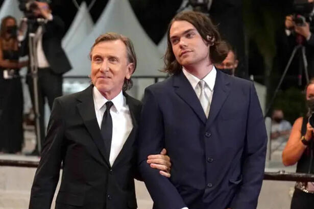 Tim Roth abraçado ao filho em noite de gala