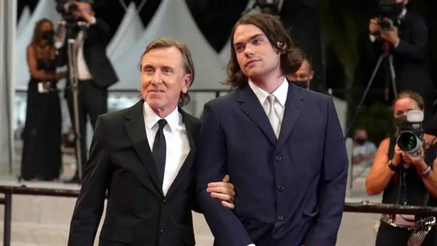 Tim Roth abraçado ao filho em noite de gala