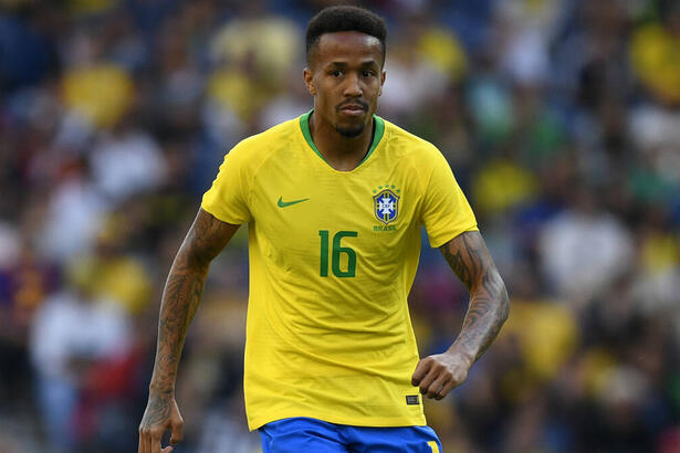 Éder Militão em campo com a camisa da Seleção Brasileira