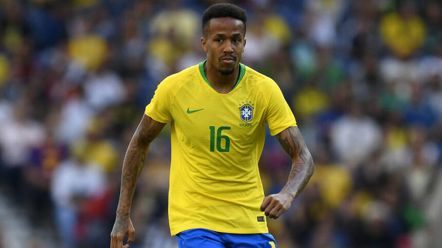 Éder Militão em campo com a camisa da Seleção Brasileira