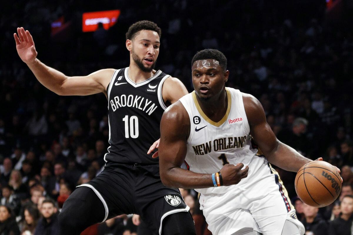 Trecho de um jogo da NBA. Jogadores disputam a bola laranja em quadra
