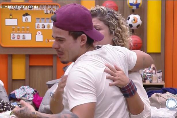 Thomaz Costa recebe abraço de Bárbara Borges enquanto chora copiosamente no quarto de A Fazenda 14