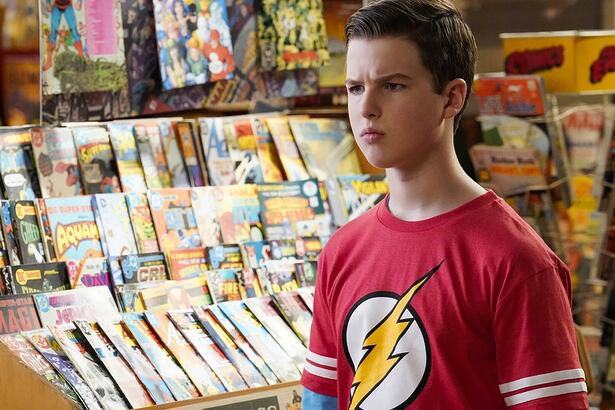 Iain Armitage vestido de blusa no flash, em trecho do Young Sheldon