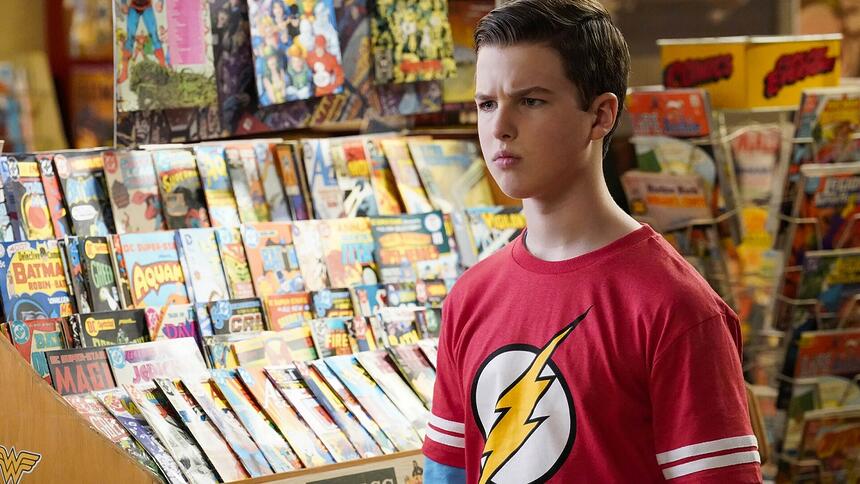 Iain Armitage vestido de blusa no flash, em trecho do Young Sheldon