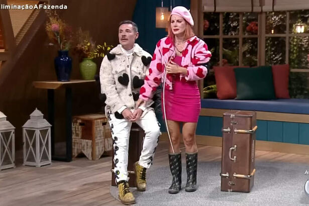 Alex e Deborah em trecho da noite de eliminação em A Fazenda 14, juntos