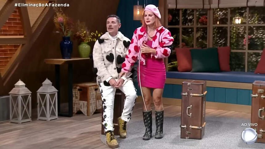 Alex e Deborah em trecho da noite de eliminação em A Fazenda 14, juntos