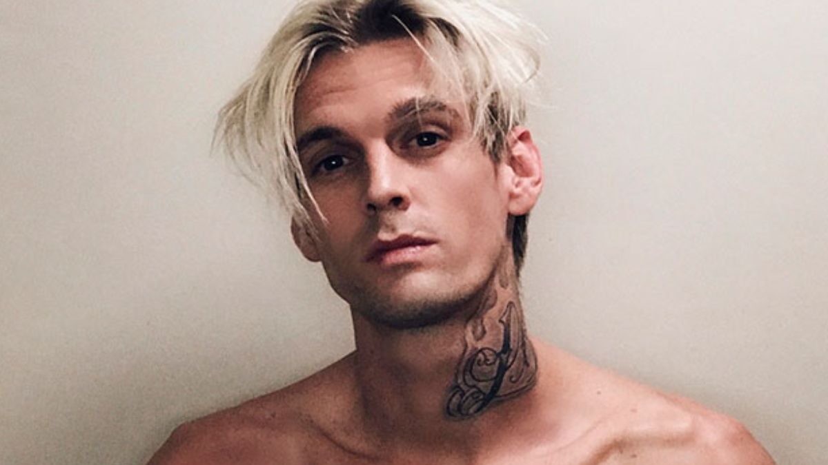 Aaron Carter sem camisa, com as suas tatuagens a mostra