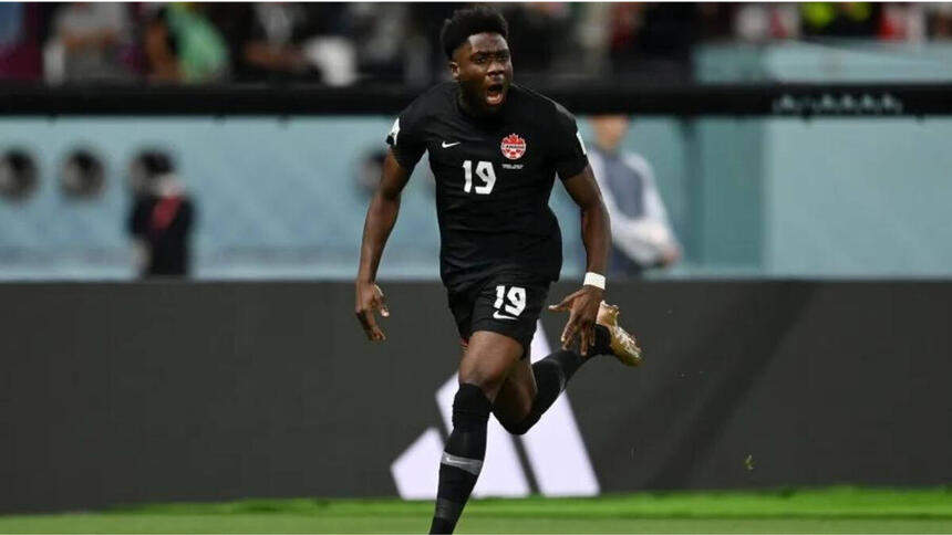 Alphonso Davies sozinho no gramado comemorando um gol com a camisa do Canadá