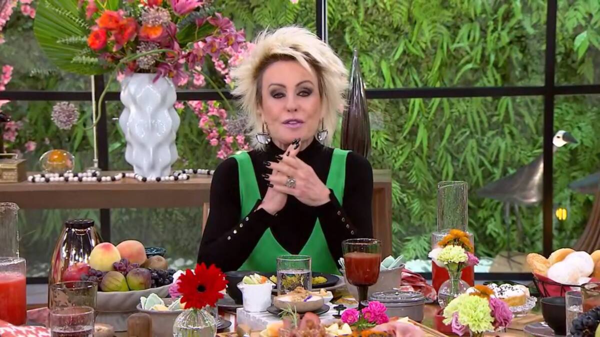 Ana Maria Braga sentada na mesa de café da manhã no estúdio do Mais Você