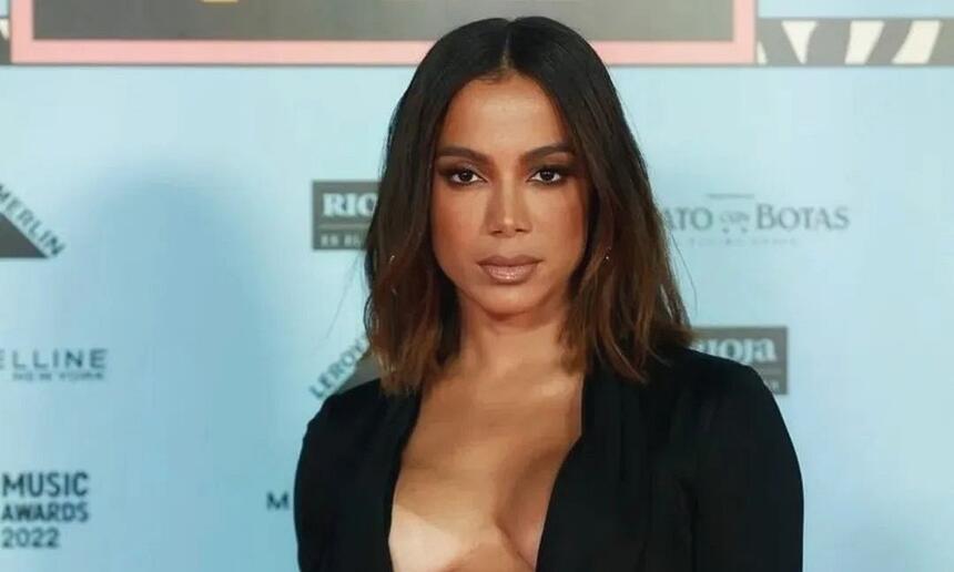 Anitta de vestido preto com semblante sério durante red carpet de premiação internacional