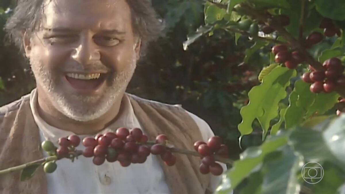 Antonio Fagundes (Mazenga) em techo da novela O Rei do Gado, no meio de uma plantação