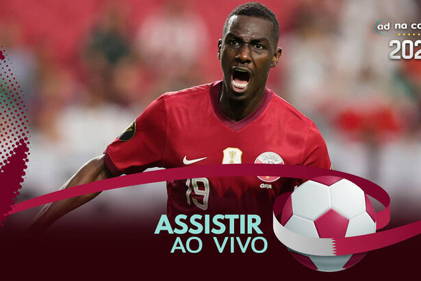 Jogador Almoez Ali, com a camisa do Catar, na arte onde assistir ao jogo Catar x Equador