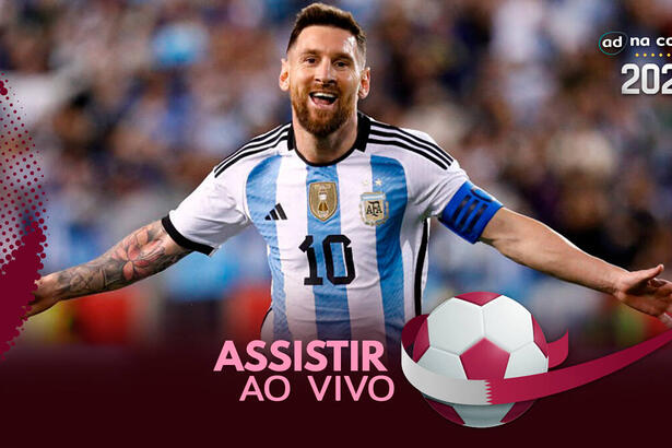 Jogador Messi, de braços abertos com a camisa da Argentina, na arte onde assistir ao jogo Argentina x Arábia Saudita