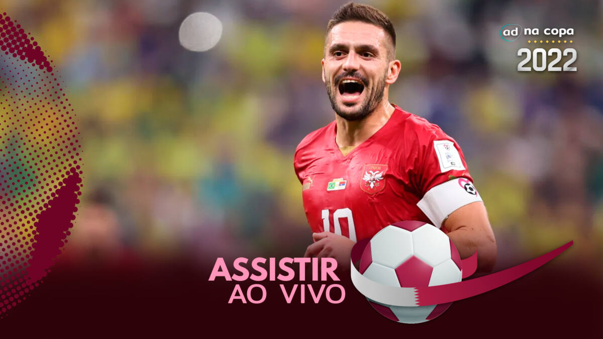 Jogador Dusan Tadic, com a camisa de Sérvia, na arte onde assistir ao jogo Camarões x Sérvia