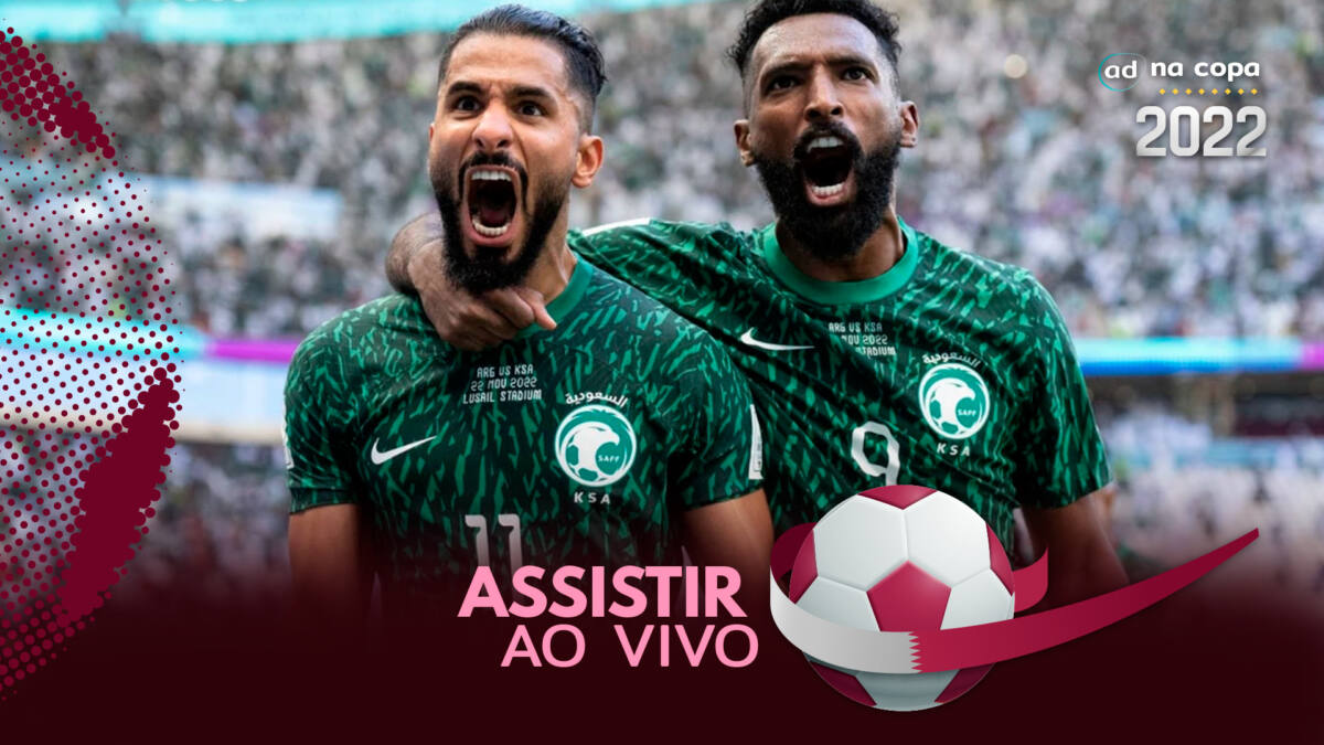 Jogadores Saleh Al-Shehri e Firas Al-Buraikan com a camisa da Arábia Saudita, na arte de onde assistir ao jogo Polônia x Arábia Saudita