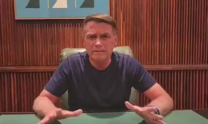 Bolsonaro durante tranmissão no Palácio da Alvorada