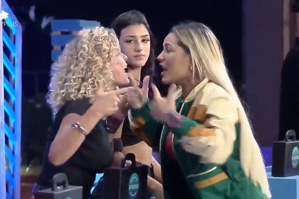 Bárbara e Deolane frente a frente com os dedos apontados uma contra a outra.