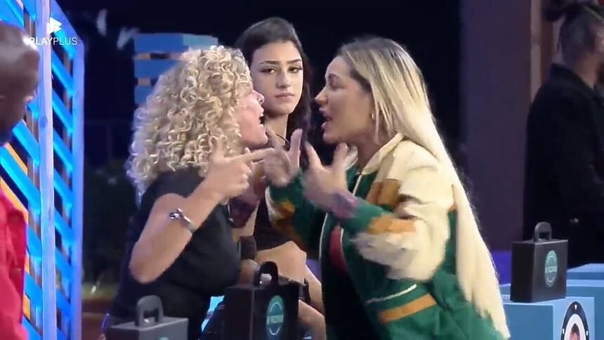 Bárbara e Deolane frente a frente com os dedos apontados uma contra a outra.