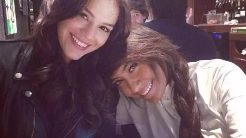 Bruna Marquezine com a cabeça encostada na cabeça de Raphaella Santos durante jantar nos Estados Unidos