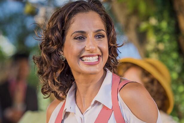 Camila Pitanga sorrindo caracterizada de seu personagem em Velho Chico, novela da TV Globo