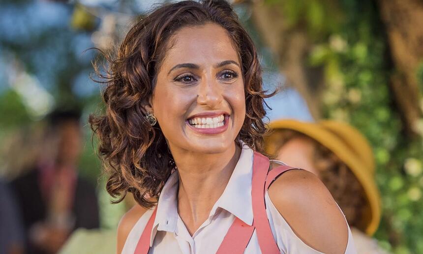 Camila Pitanga sorrindo caracterizada de seu personagem em Velho Chico, novela da TV Globo