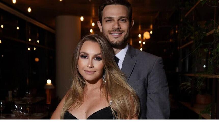 Carla Diaz ao foto posada com Felipe Becari