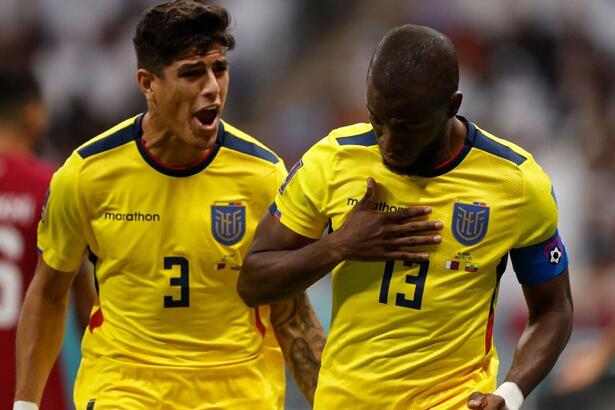 Enner Valencia comemorando gol com a camisa do Equador, ao lado de outro jogador, colcoando a mão no peito, com simbolo da Seleção