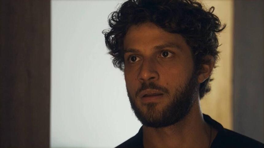 Chay Suede (Ari) em trecho de cena da novela Travessia