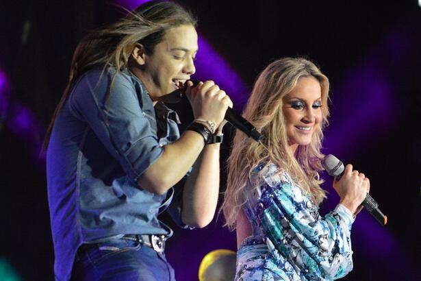 Claudia Leitte e Wesley Safadão dançando coreogração durante gravação do DVD de Claudia, na Arena Pernabuco