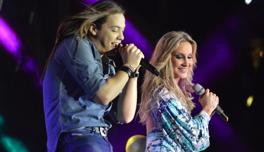 Claudia Leitte e Wesley Safadão dançando coreogração durante gravação do DVD de Claudia, na Arena Pernabuco