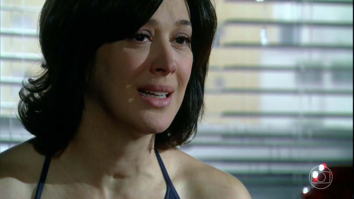 Donatela (Claudia Raia) em trecho do capítulo final da novela A Favorita. A atriz está com um semblante nostálgico
