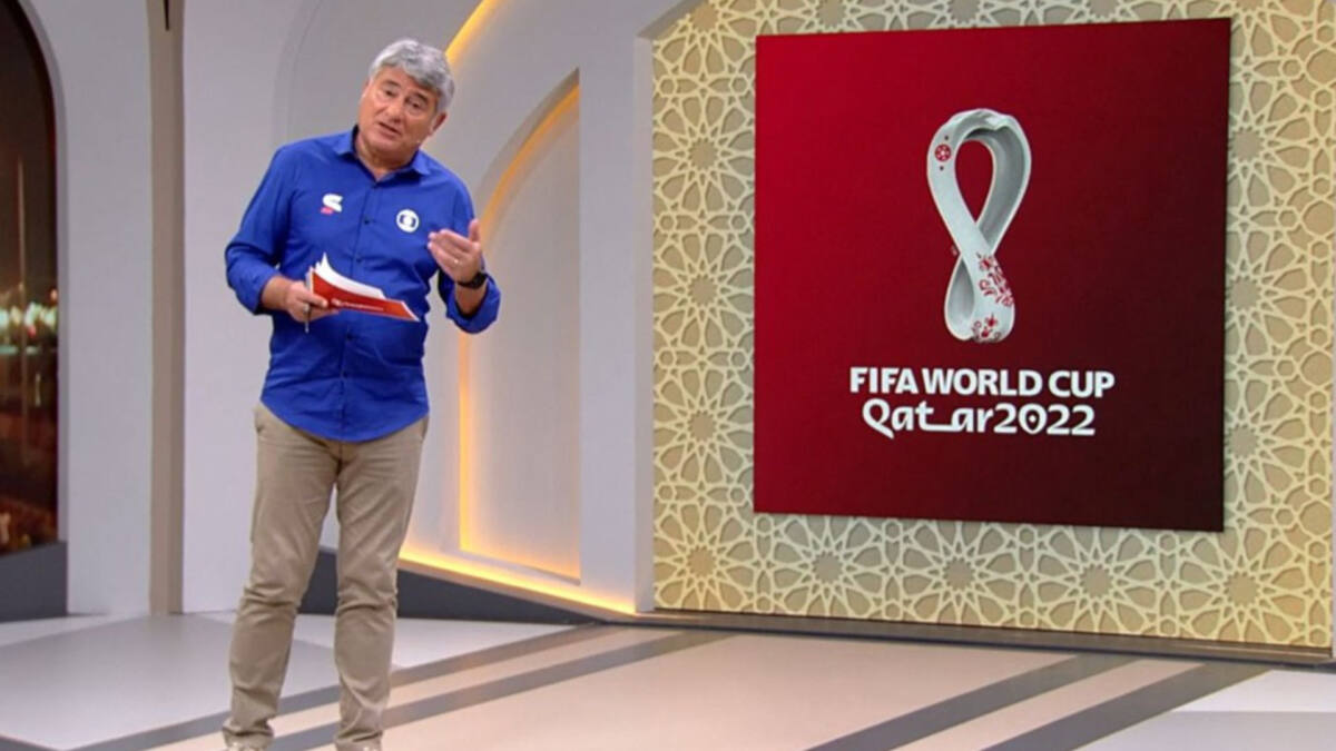 Cléber Machado com o uniforme azul de transmissões esportivas da Globo