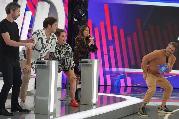 Fabiula Nascimento, Luana Martau, Pedroca Monteiro e Michel Blois se divertem com Marcos Mion durante gravação do Caldeirão, da TV Globo